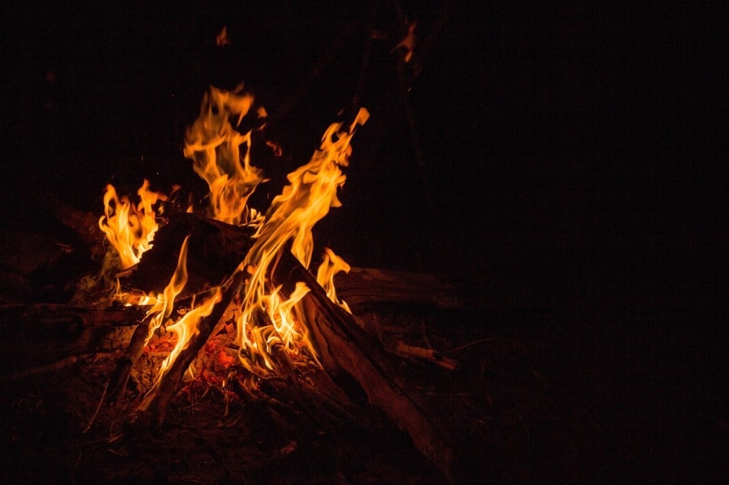 Ein Feuer brennt in der Dunkelheit